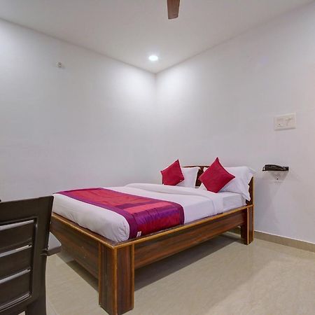 Oyo 11670 Hotel Vishnu Priya Residency Hyderabad Eksteriør billede
