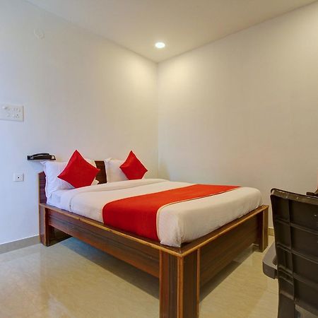 Oyo 11670 Hotel Vishnu Priya Residency Hyderabad Eksteriør billede