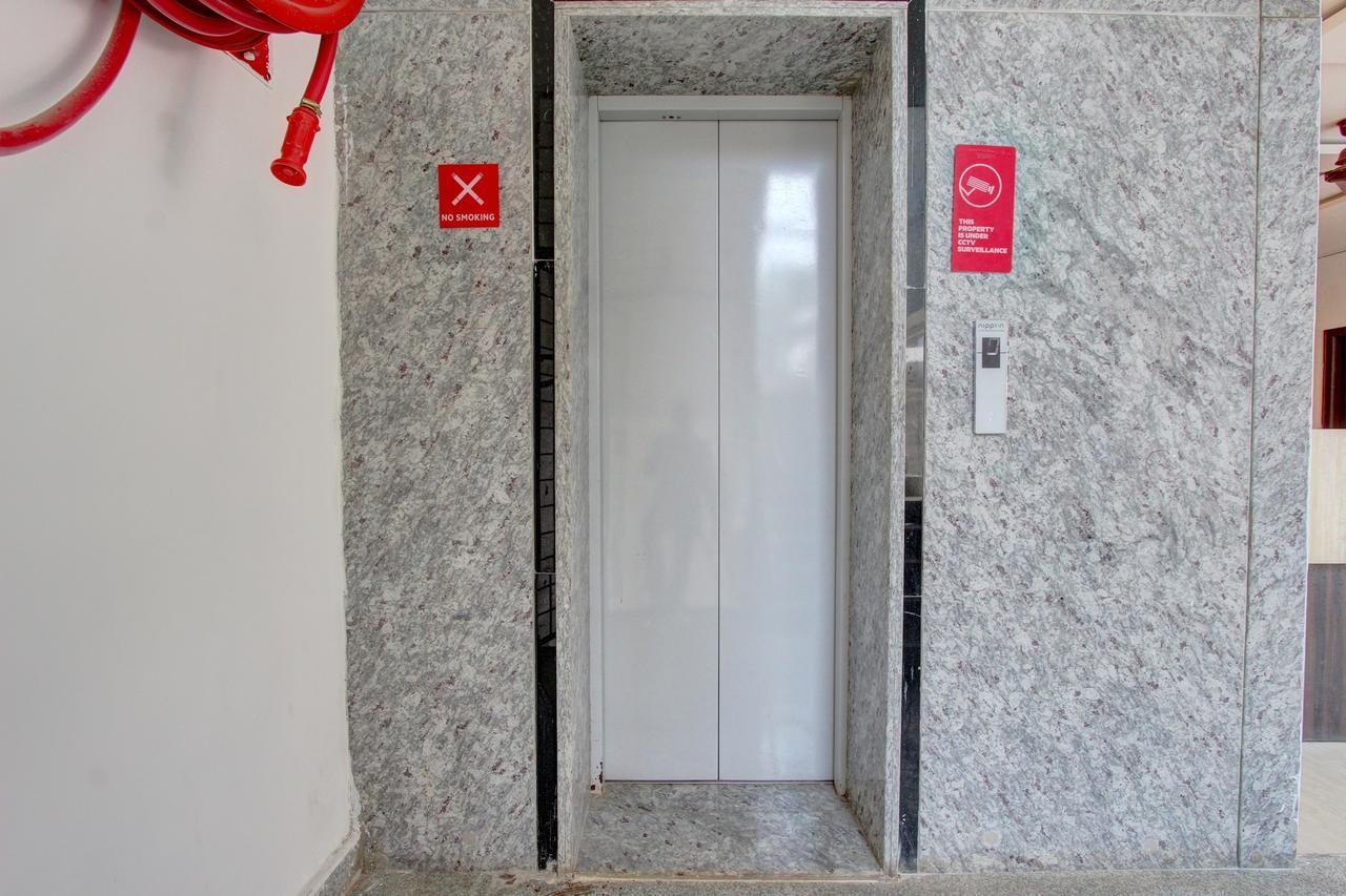 Oyo 11670 Hotel Vishnu Priya Residency Hyderabad Eksteriør billede