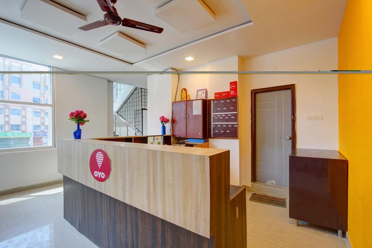 Oyo 11670 Hotel Vishnu Priya Residency Hyderabad Eksteriør billede