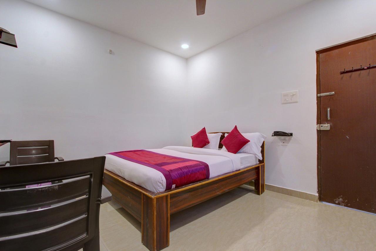 Oyo 11670 Hotel Vishnu Priya Residency Hyderabad Eksteriør billede
