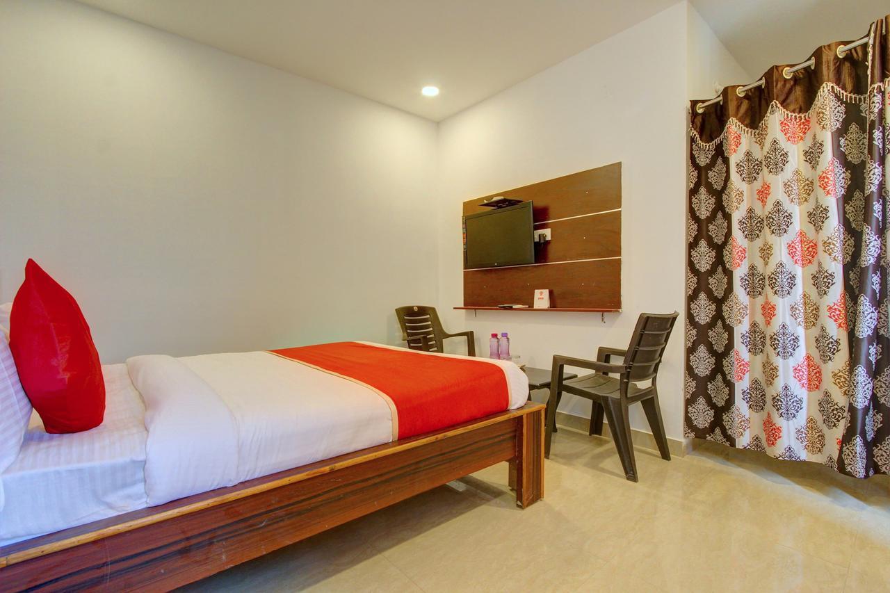 Oyo 11670 Hotel Vishnu Priya Residency Hyderabad Eksteriør billede