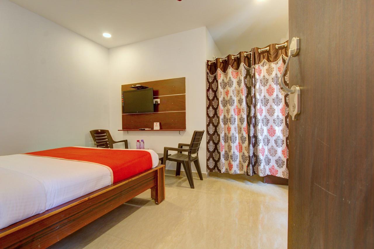 Oyo 11670 Hotel Vishnu Priya Residency Hyderabad Eksteriør billede