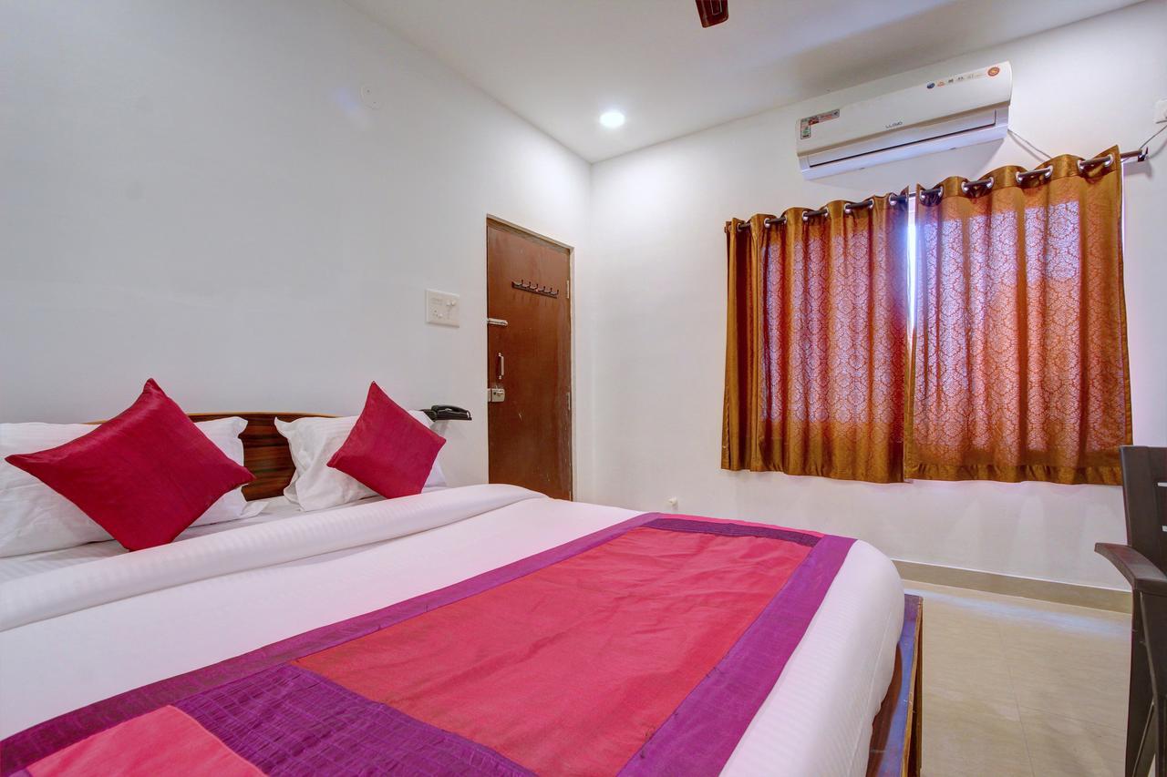 Oyo 11670 Hotel Vishnu Priya Residency Hyderabad Eksteriør billede