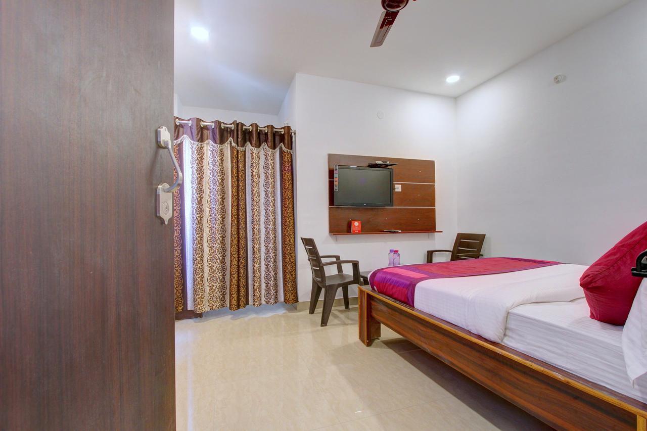Oyo 11670 Hotel Vishnu Priya Residency Hyderabad Eksteriør billede