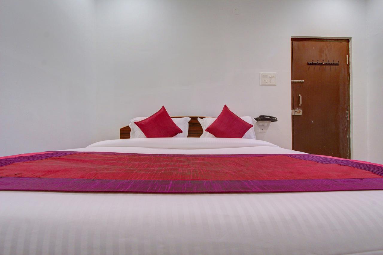 Oyo 11670 Hotel Vishnu Priya Residency Hyderabad Eksteriør billede