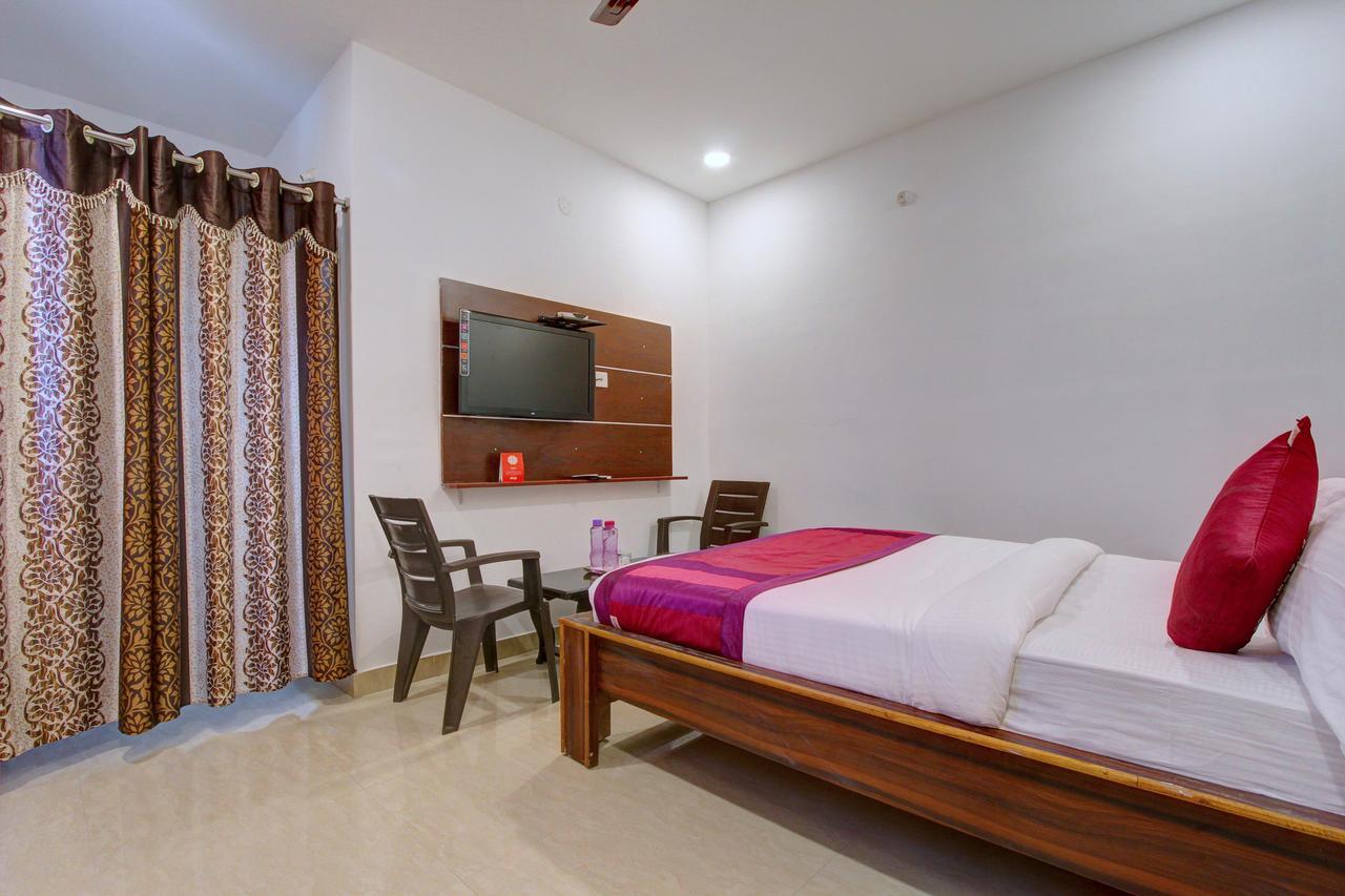 Oyo 11670 Hotel Vishnu Priya Residency Hyderabad Eksteriør billede