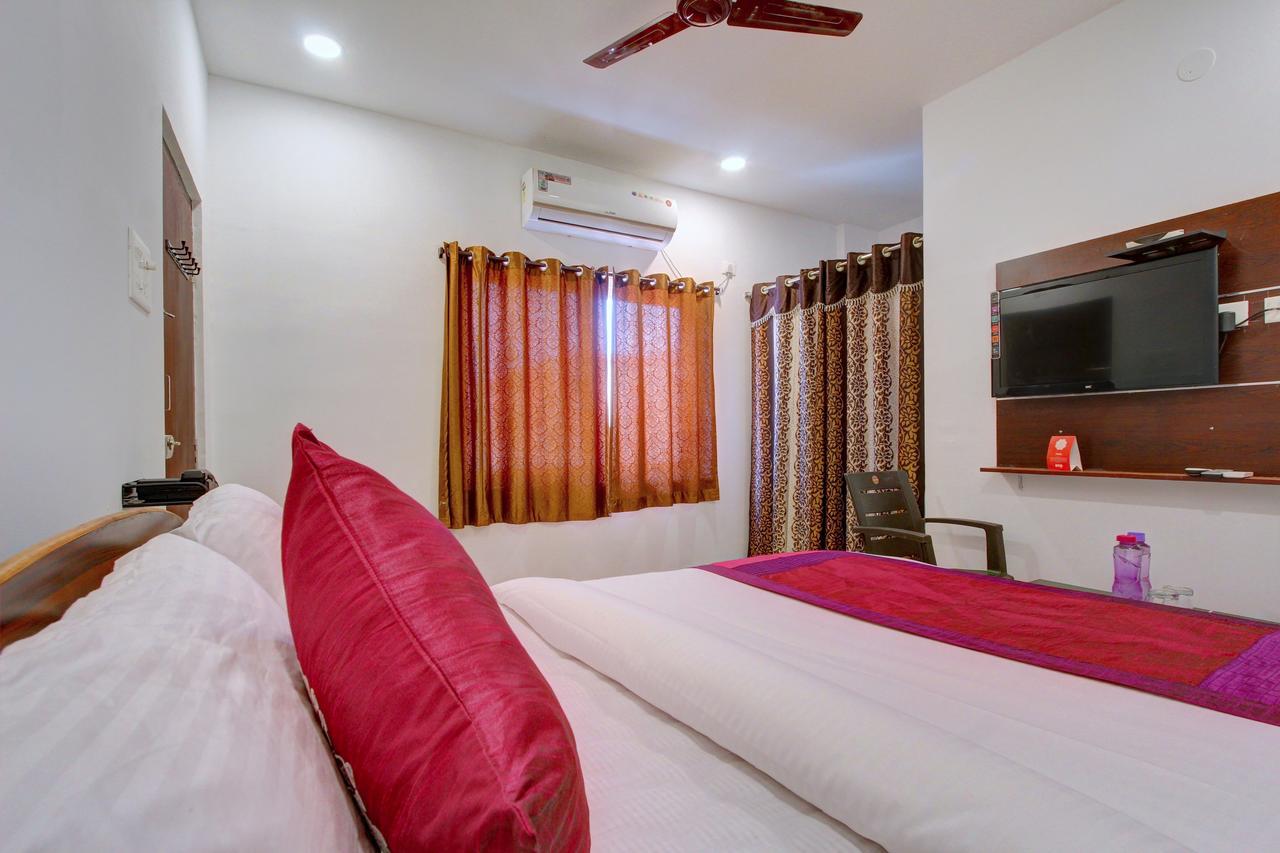 Oyo 11670 Hotel Vishnu Priya Residency Hyderabad Eksteriør billede