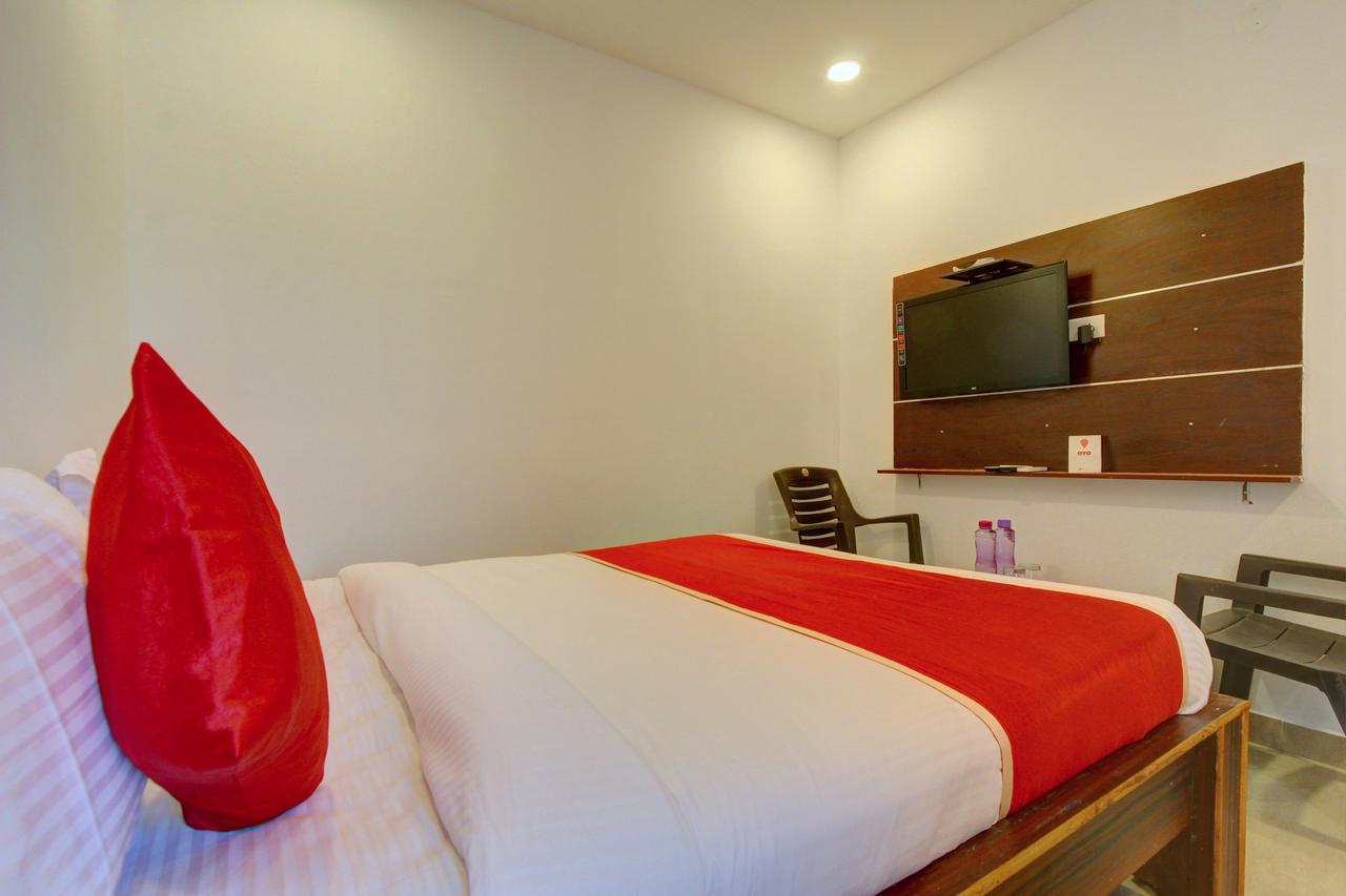 Oyo 11670 Hotel Vishnu Priya Residency Hyderabad Eksteriør billede