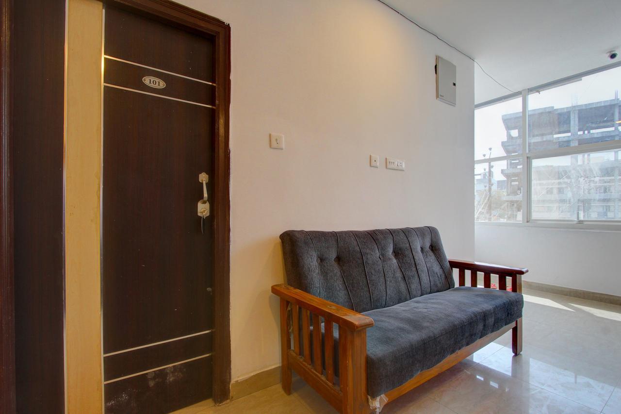 Oyo 11670 Hotel Vishnu Priya Residency Hyderabad Eksteriør billede
