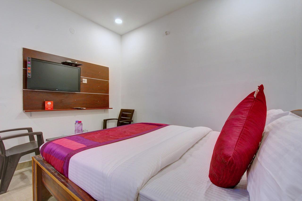 Oyo 11670 Hotel Vishnu Priya Residency Hyderabad Eksteriør billede