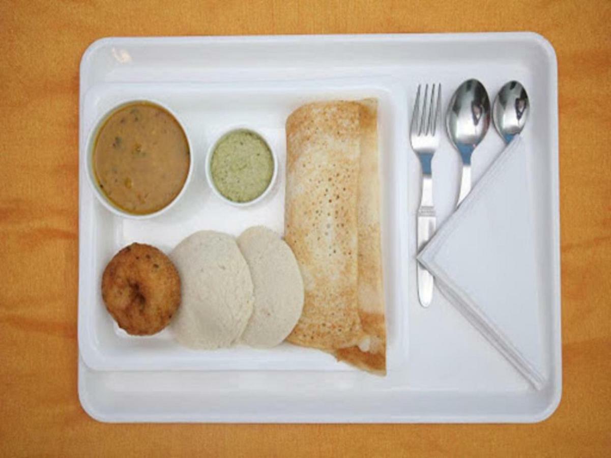 Oyo 11670 Hotel Vishnu Priya Residency Hyderabad Eksteriør billede